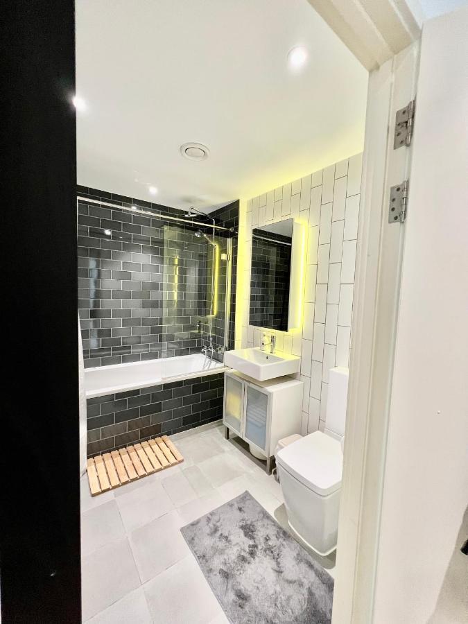Luxury 2 Bedroom 2 Bathroom Apartment - London City Airport Kültér fotó