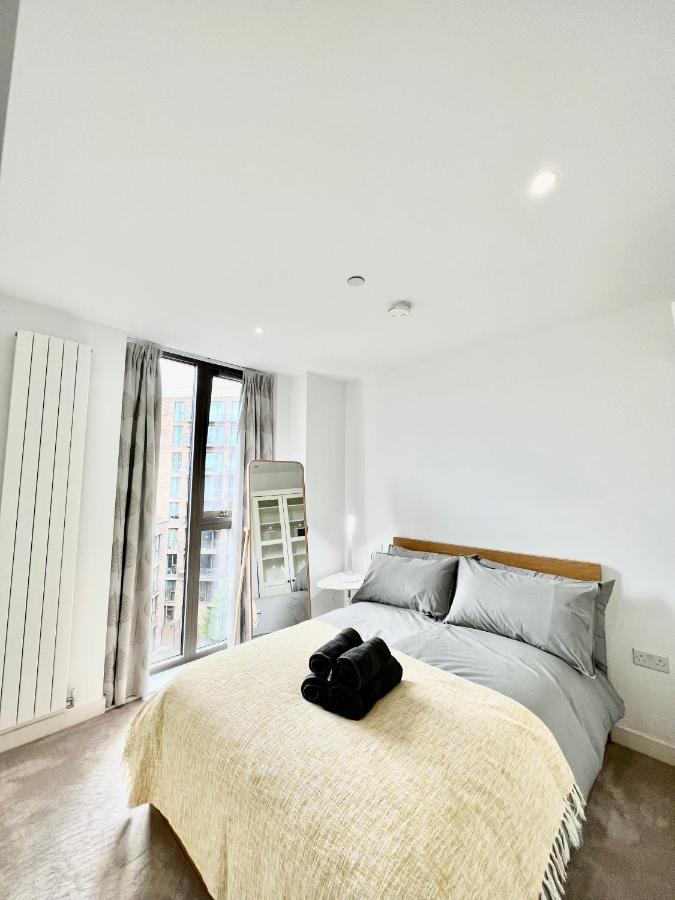 Luxury 2 Bedroom 2 Bathroom Apartment - London City Airport Kültér fotó