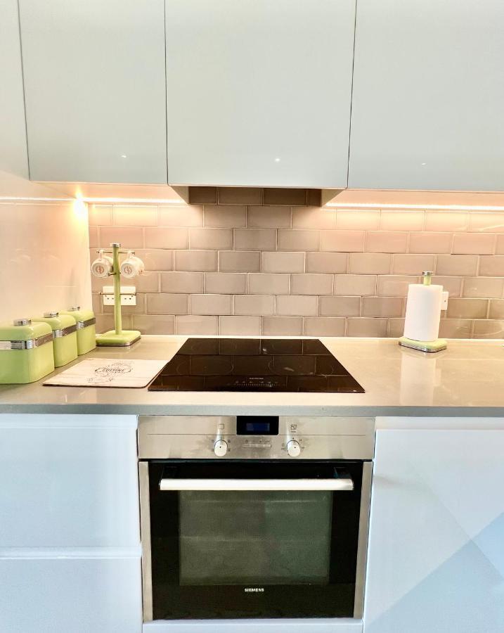 Luxury 2 Bedroom 2 Bathroom Apartment - London City Airport Kültér fotó