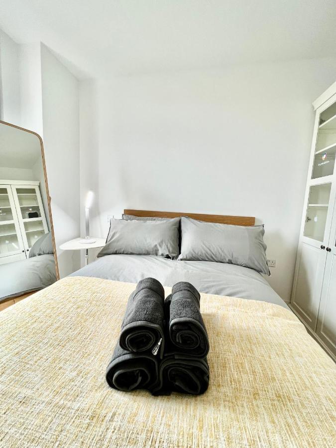 Luxury 2 Bedroom 2 Bathroom Apartment - London City Airport Kültér fotó